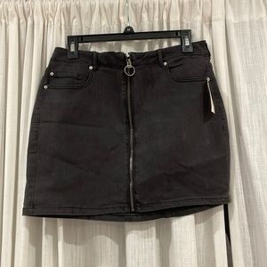 black zip up skirt from garage - size large - never worn with tags